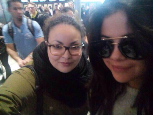 Selena with a fan in Paris