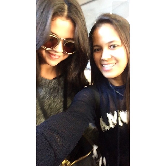 Selena with a fan at LAX airport