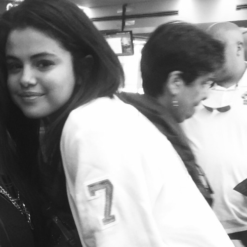 Selena with fan in Chicago's airport