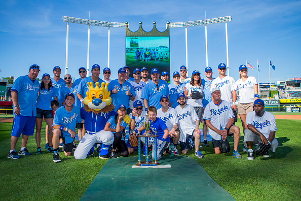 Selena Gomez Plays Softball In Big Slick Celeb Game: Photo 3398324, Eric  Stonestreet, Hilarie Burton, Jason Sudeikis, Paul Rudd, Rob Riggle, Selena  Gomez Photos