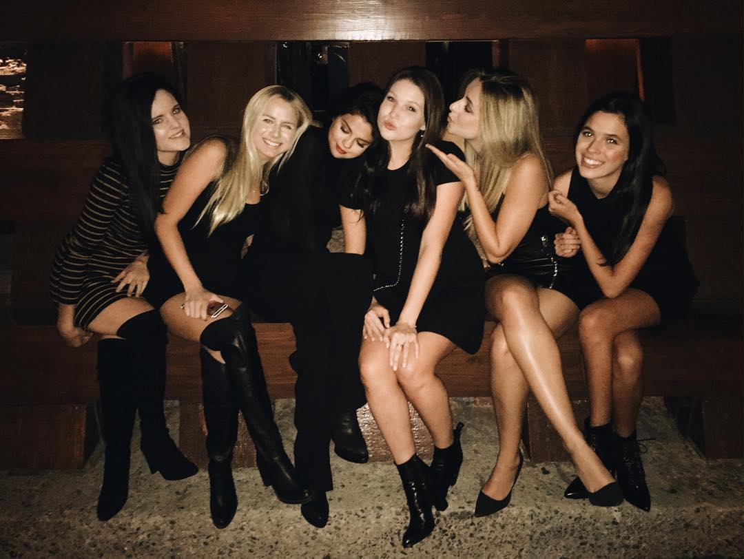Фотосессия с подружками в черных платьях в отеле