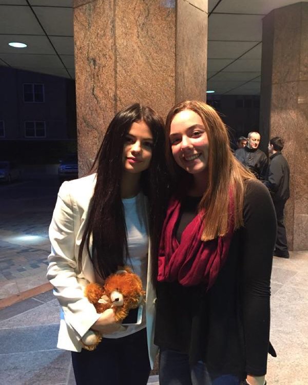 Selena with fans in Philadelphia