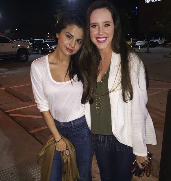 Selena with fans in Texas