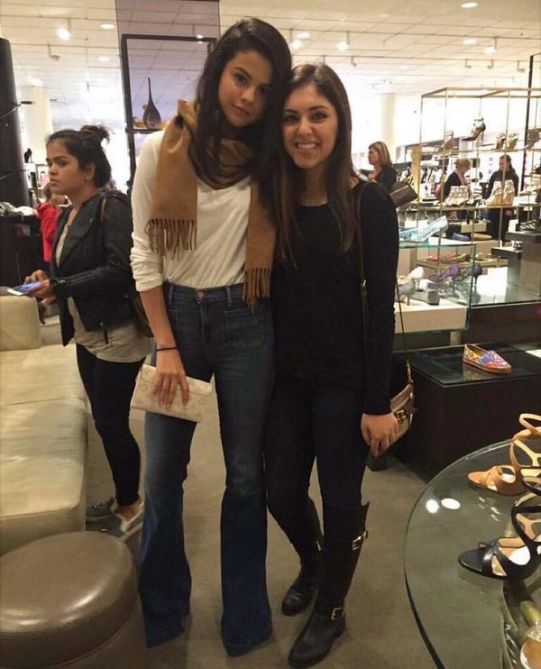 Selena with fans in Texas