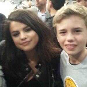 Rare pics of Selena with sister Victoria and fans