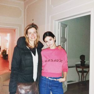 New rare pic of Selena with a fan