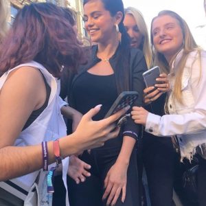 16 May Even more pics of Selena with fans at Puma DEFY City