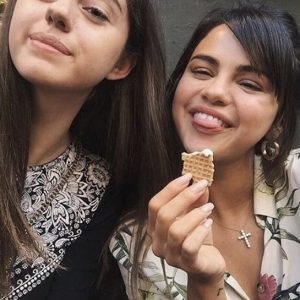 19 June Selena with David Henrie and more pics with fans in Italy