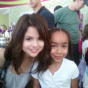 New rare pic of Selena with a fan in 2009