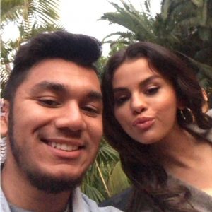 25 August Selena with a fan at commercial photoshoot for Pantene