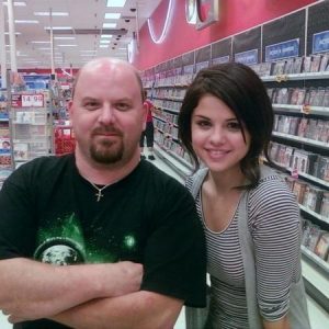 New rare pic of Selena with a fan in 2009