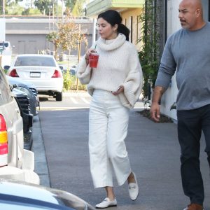 26 December Selena spotted grabbing drinks at the Starbuks in Los Angeles