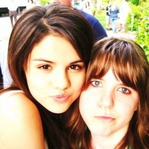 29 March new pics of Selena with fans on set of Ramona and Beezus from 2009