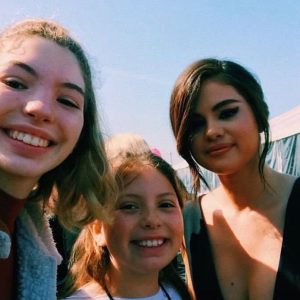 25 April new pic of Selena with a fan at the blue carpet at We Day California