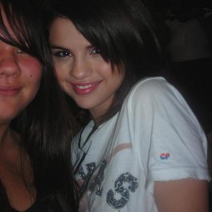 19 May new rare pic of Selena with a fan in 2010