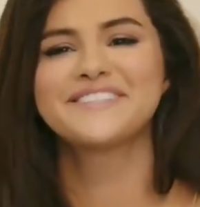 11 May Selena x Pantene Instagram ads