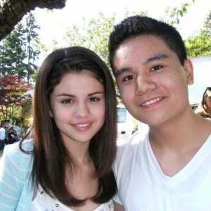 16 June new pics of Selena with fans on set of Ramona & Beezus from 2009