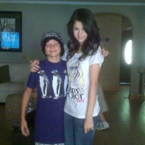 2 June new rare pics of Selena wih a fan from 2008