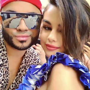 12 June Selena with fans while arriving at Live With Kelly & Ryan