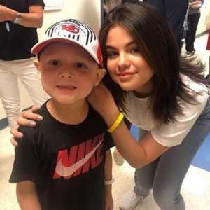 7 June more pics of Selena with children at CMH in Kansas