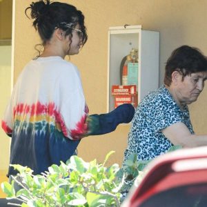 19 June Selena leaving dermatologist’s office in Los Angeles