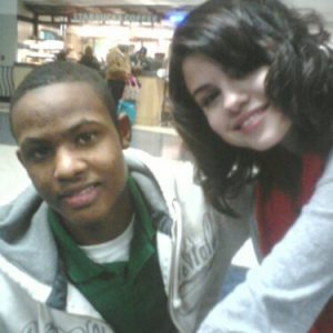 22 September new pics of Selena with a fan at the Starbuks in 2010
