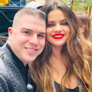 28 October more pics of Selena with fans in New York