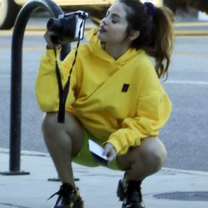 6 November Selena taking pics in Los Angeles