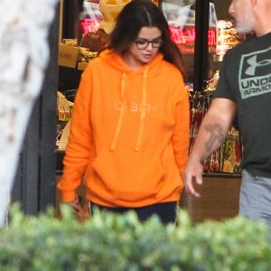 31 October Selena is out for shopping in Los Angeles