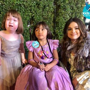 7 November Selena with little fans from Wish Kids Network at the premiere of Frozen 2