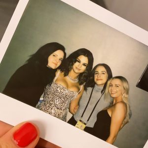 24 November Selena in her friends Instagram Stories