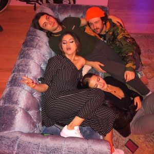 4 November new pic of selena with friends