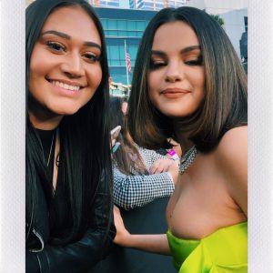 24 November new pic and video of Selena with fans at American Music Awards red carpet