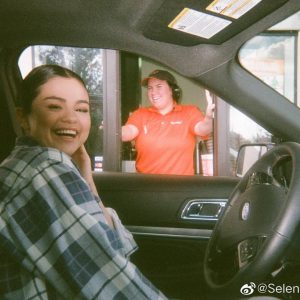 28 December Selena on Weibo: It makes me happy to think about this moment