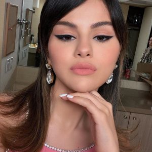 13 January @hungvanngo on Instagram: @selenagomez on @fallontonight 💕