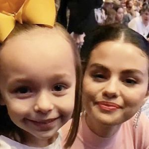 11 January new pic of Selena with a little fan at the “Dolittle” premiere in Los Angeles