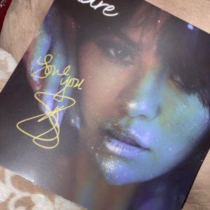 19 March lucky Selenator got her signed lithography with gold pen and “Love You”