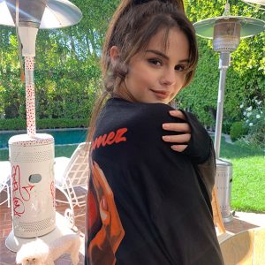 19 April new pic of Selena wearing Boyfriend merchandise