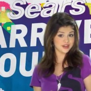 4 June Selena introdices you to the “Sears Arrive Lounge” in a super cute video