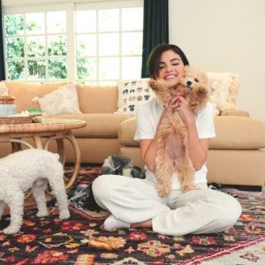 13 August new pic of Selena with puppies