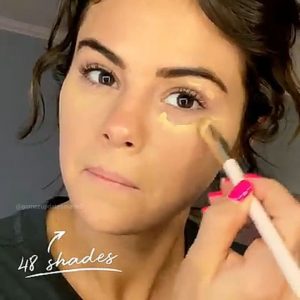 7 September new video of Selena doing her makeup