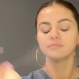 22 September @rarebeauty on Instagram: Makeup or no makeup, @selenagomez loves an early morning/afternoon refresh
