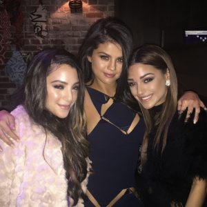 27 November @nikidemar on Twitter: 5 yrs ago I met Selena Gomez