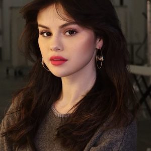15 January Selena wearing De Una Vez earrings