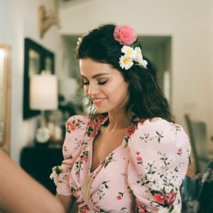 15 January check out more pics of Selena for “De Una Vez” and stills from behind the scenes of the music video