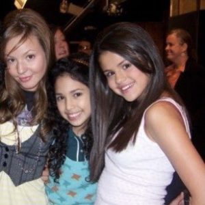 4 January @JASMINEVILLEGAS on Twitter: I am her younger sister DUUHHHHHHH