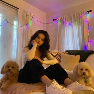 10 February check out new, beautiful Instagram story from Selena