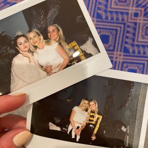 21 March check out new rare pic of Selena with friends