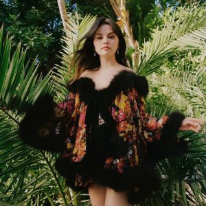 12 March check out new full pic of Selena from photoshoot for Vogue