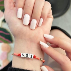 25 May new pic of Selena wearing SG3 bracelet